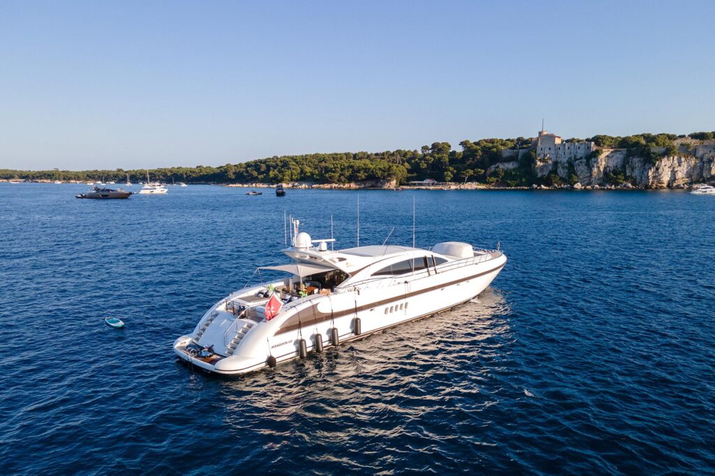 mangusta 215 yacht