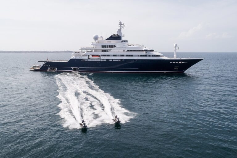 yacht charter with helicopter