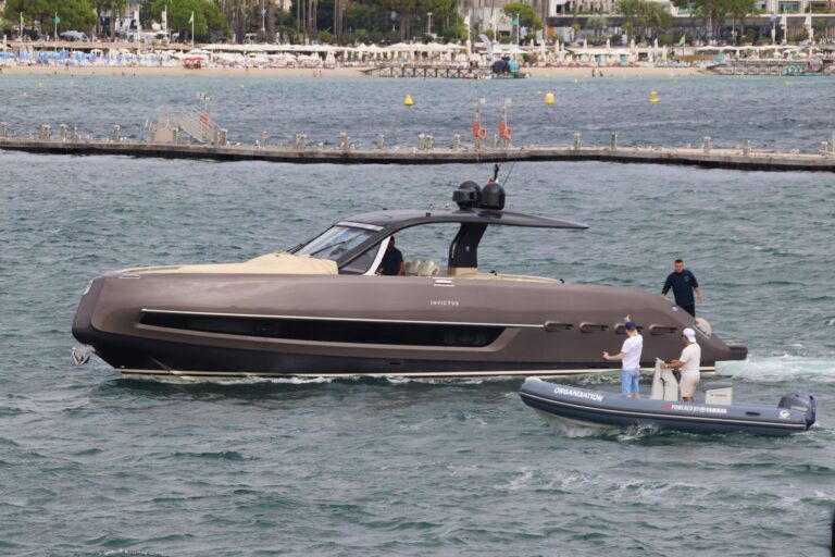 invictus yacht prezzo